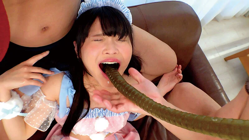 虹色ぐみ 緑のグミで作った長いおもちゃでイラマチオ
