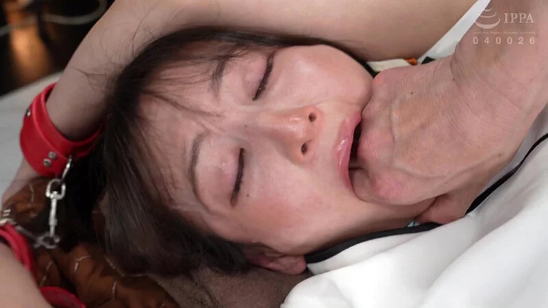 足立友梨 指イラマ 瞳を閉じた表情