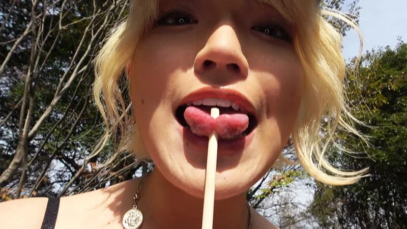 美丘まゆ スプタン 飴の持ち手を挟んで舐める