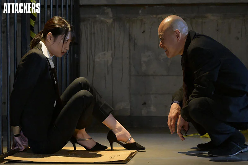 月野江すい 拘束 相手を睨みつける表情