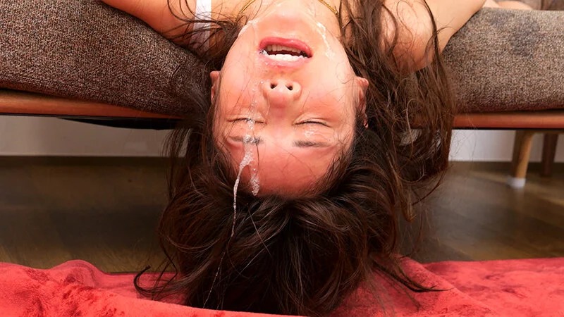 花衣つばき ベッドから頭垂らしてイラマ