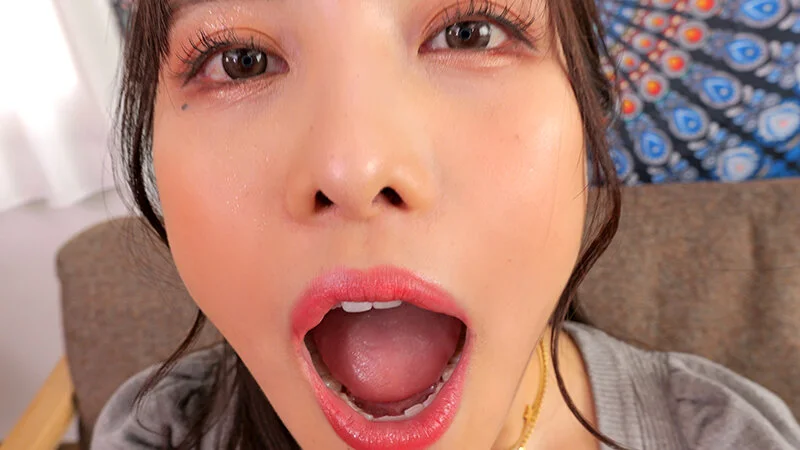 花衣つばき 口を開いてカメラ目線