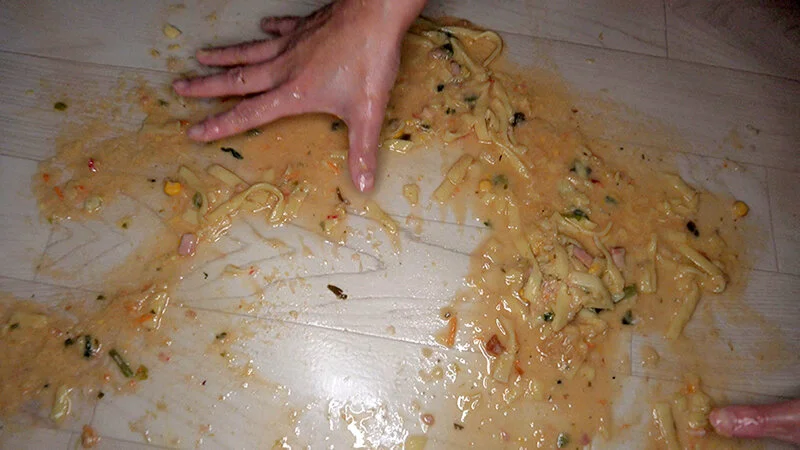 一条みお 吐瀉物 床