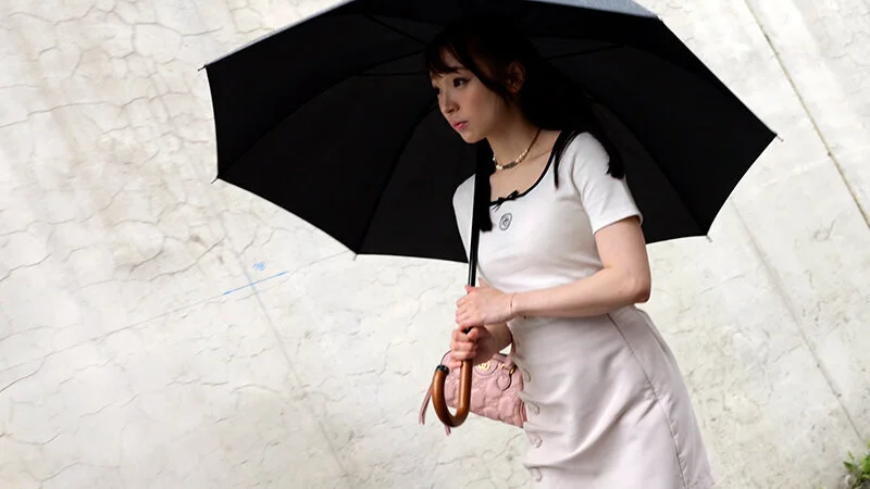 雅子りな 日傘 歩き姿 横アングル