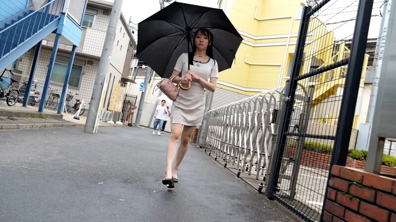 雅子りな 日傘 歩き姿 正面アングル