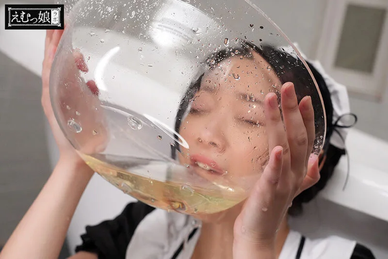 二葉エマ ボウルに溜まった尿をごっくん