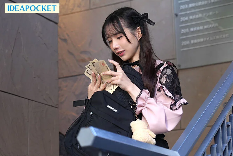 佐々木さき お札両手に悪顔