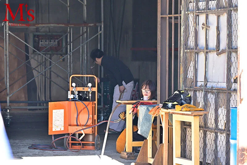 桜庭かりな 溶接作業風景 引きアングル