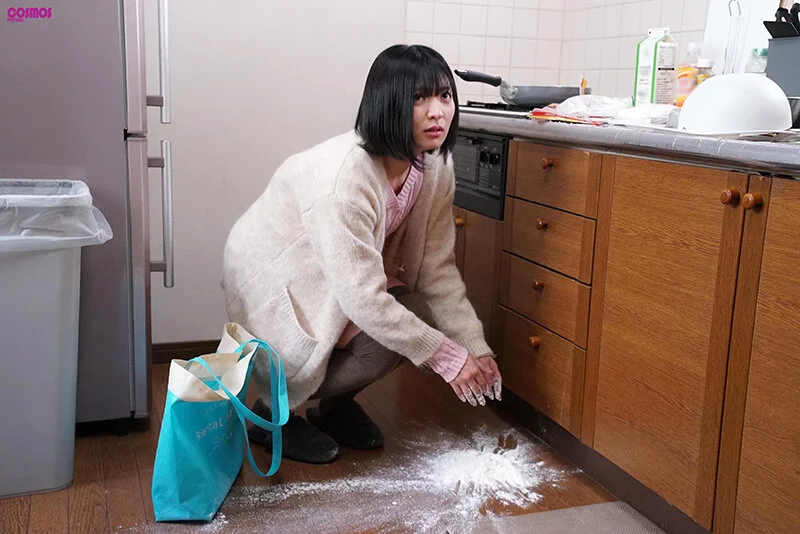 虹村ゆみ キッチンでホットケーキの粉を床にこぼす
