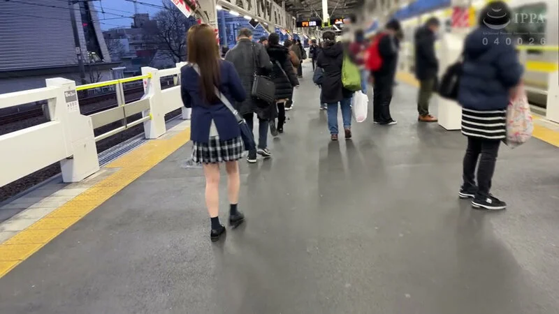 瀬戸ひなこ 駅のホーム 制服コス 後ろ姿